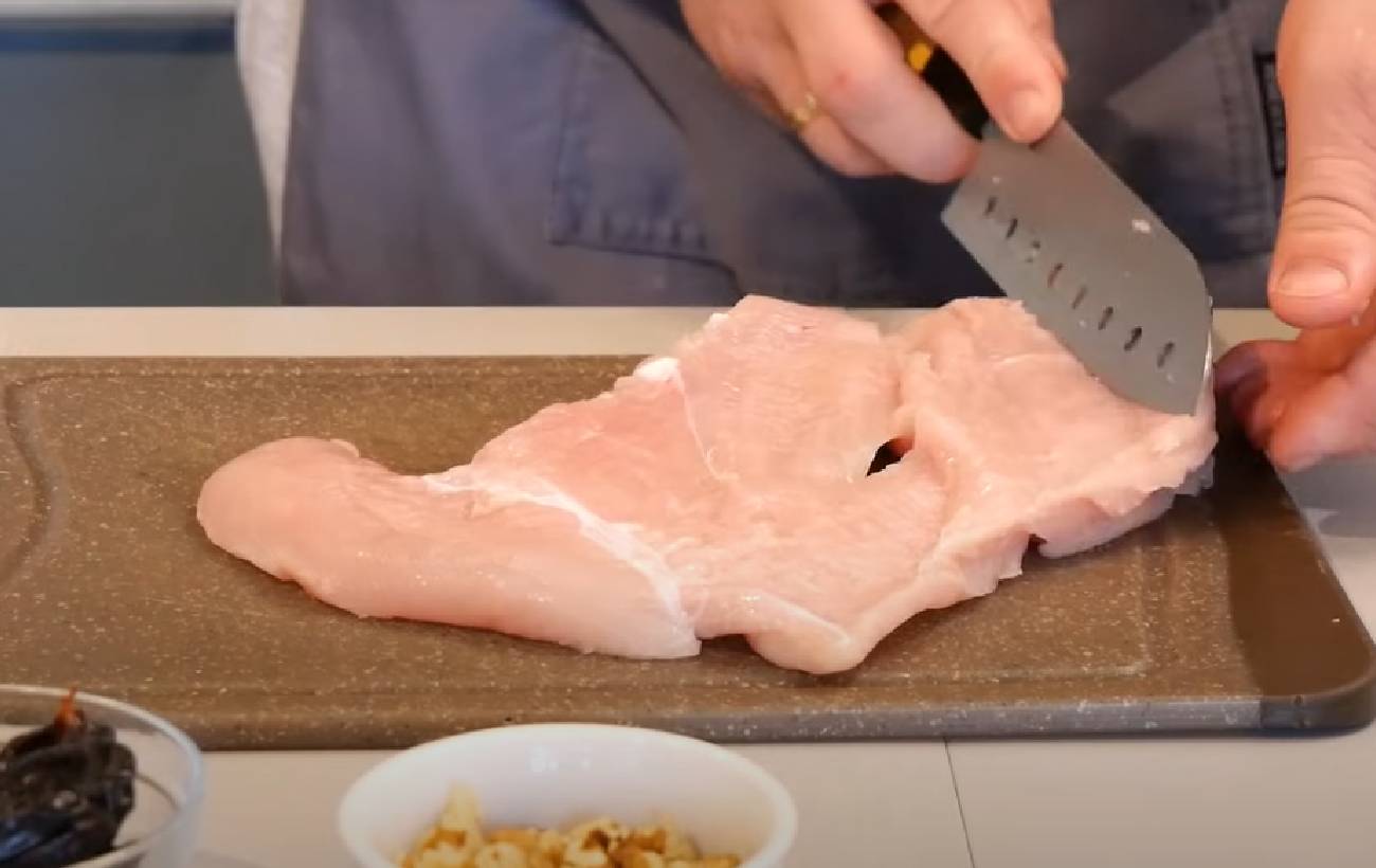 Курячий рулет з горіхами і чорносливом: рецепт вишуканої страви на святковий стіл